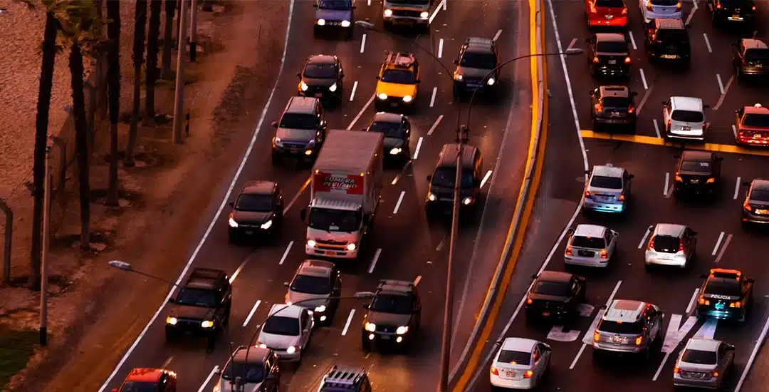 Consejos para conducir en congestión vehicular y cuidar tu auto