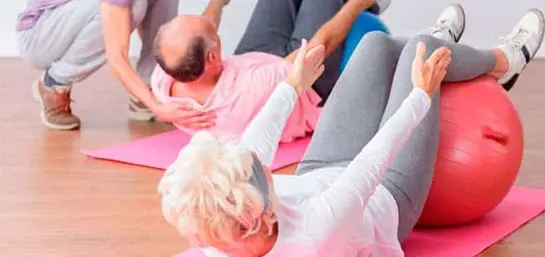 Día del Adulto Mayor: 4 ejercicios para practicar con tus abuelos