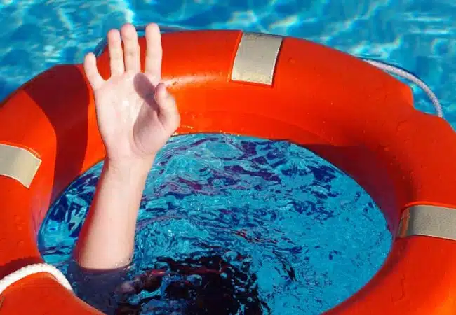 evitar ahogarse en la piscina